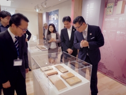 写真:館内展示を見学する文京区長