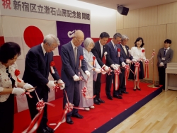 写真:関係者によるテープカット