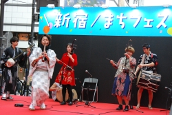 写真:新宿通りでのアジアの伝統楽器による演奏の様子