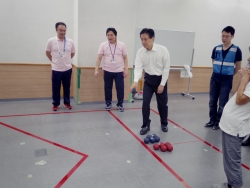 写真:ボッチャに吉住区長も挑戦
