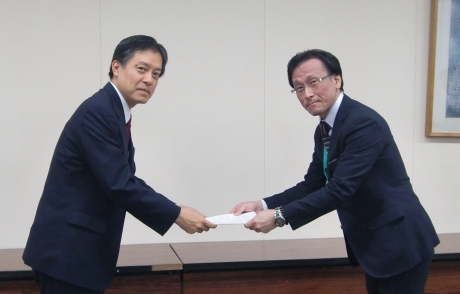 写真:要請文を提出する吉住区長