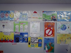 写真:絵画展出品作品の展示
