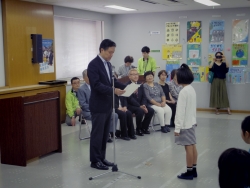 写真:入賞者への表彰状授与1