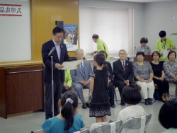 写真:入賞者への表彰状授与2
