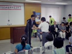 写真:入賞者への表彰状授与3