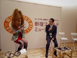 写真:鈴木館長とヴィヴィアン佐藤氏の対談