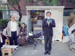 写真:あいさつする吉住区長