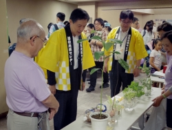 写真:館内を視察する吉住区長