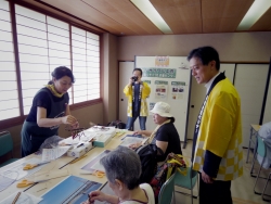 写真:説明を受ける吉住区長