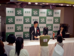 写真:吉住区長より表彰状授与
