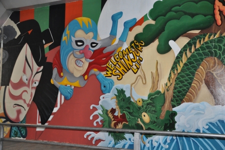 写真：見えを切る歌舞伎役者や龍の描かれた壁画