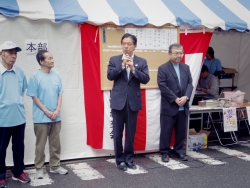 写真：あいさつする吉住区長