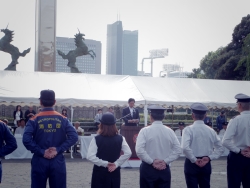 写真：消防団員へ挨拶する吉住区長