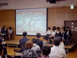 写真：派遣報告の発表