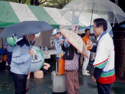 写真:各ブースを見学する吉住区長