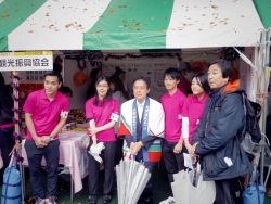 写真：東京富士大学の皆さんと記念撮影