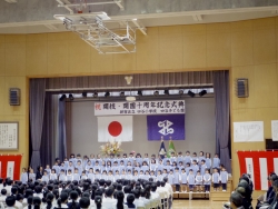 写真:子ども園児による合唱