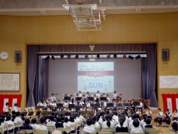 写真:四谷小児童による金管バンド演奏