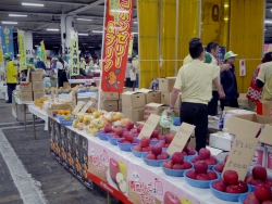 写真:果物の販売