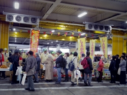 写真:買い物客で賑わう市場