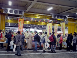 写真：買い物客で賑わう市場