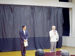 写真:あいさつする高山会長
