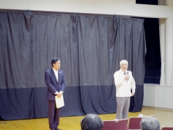 写真：あいさつする高山会長