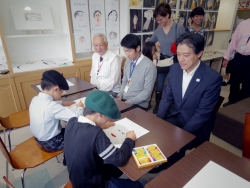 写真:子ども似顔絵コーナー