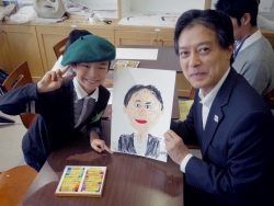 写真:完成した似顔絵を手に記念撮影