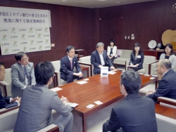 写真:関係者による懇談の様子