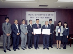 写真:関係者による記念撮影