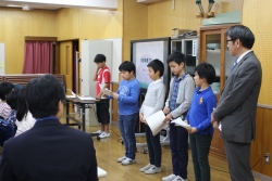 写真:発表する児童たちと校長先生