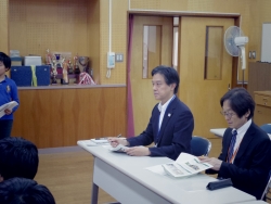 写真:発表を聴く吉住区長