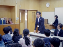 写真:質問に答える吉住区長