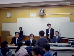 写真:吉住区長に質問する児童