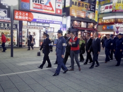 写真:歌舞伎町を視察する吉住区長2
