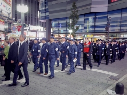 写真：歌舞伎町を視察する区と消防関係者
