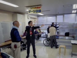 写真:吉住区長ダーツ体験