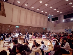 写真:オープニング演奏を聴く子供たち
