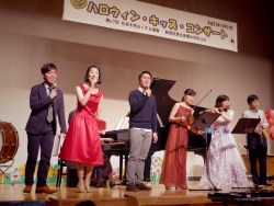 写真:素晴らしいコーラスを披露する歌手の皆さん