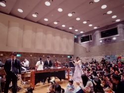 写真:参加者が一体となって楽しむ会場