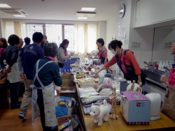 写真:多くの人で賑わうブース