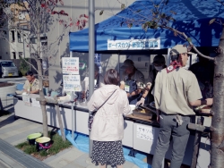 写真:ボーイスカウト新宿区協議会の焼きそば販売