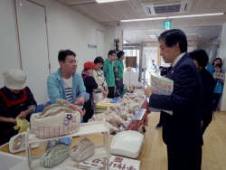 写真:障害者の皆さんによるクッキーの販売