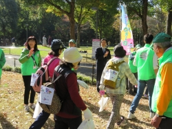 写真：出発する皆さんをお見送り