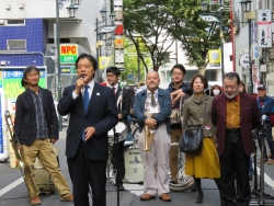 写真：あいさつする吉住区長