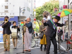 写真：大勢の観客も拍手