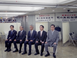 写真：東京税理士会支部長と税務署長の記念撮影