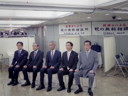 写真:東京税理士会支部長と税務署長の記念撮影