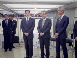 写真:あいさつする吉住区長・四谷・新宿税務署長